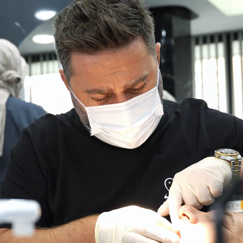 Dr. Hüseyin Aşçı tedavi sırasında